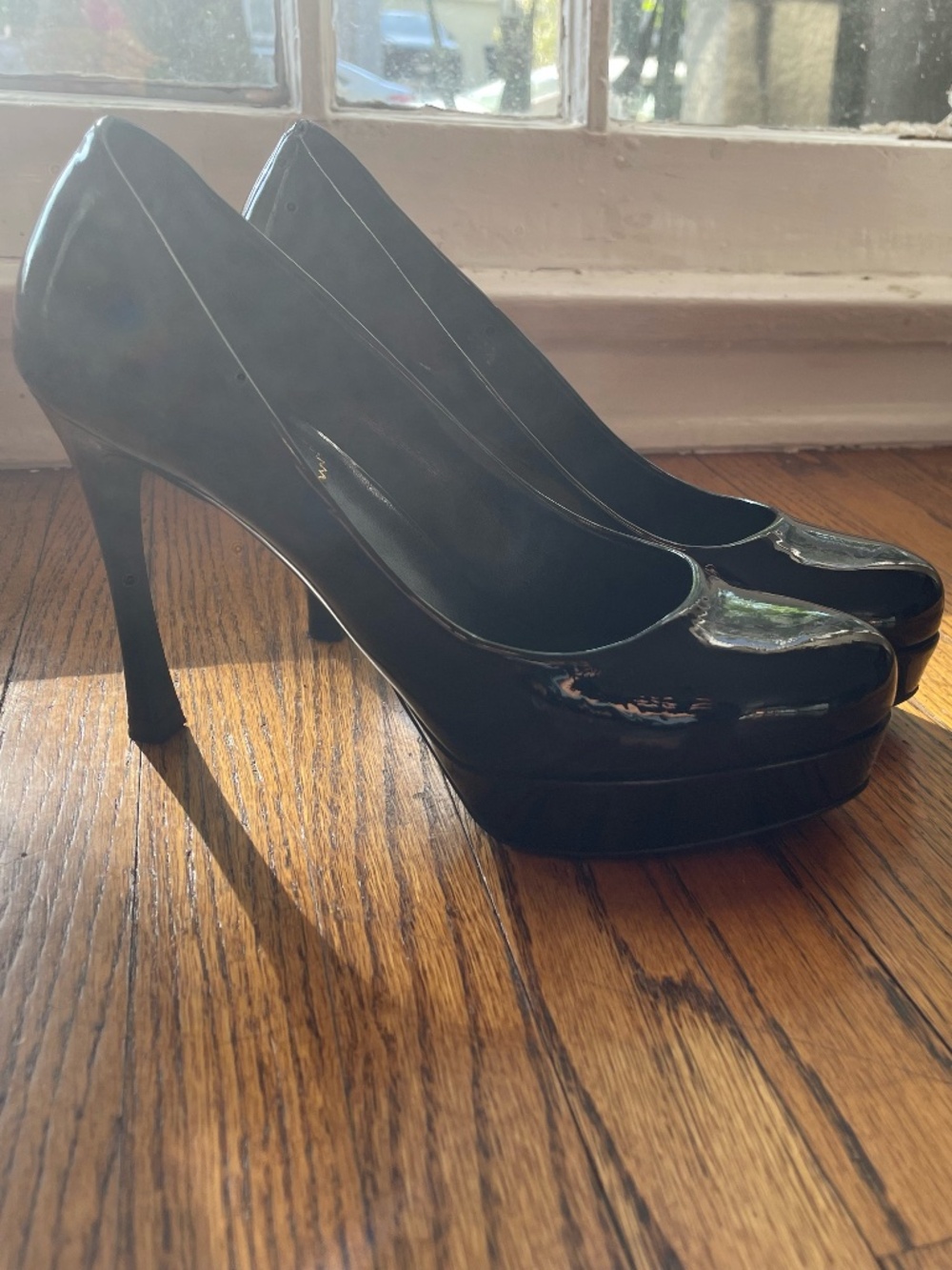 Yves Saint Laurent Black Patent Leather Pumps